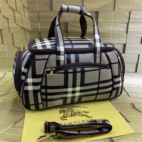 mala de viagem burberry|Bolsa Duffle de marca para ele .